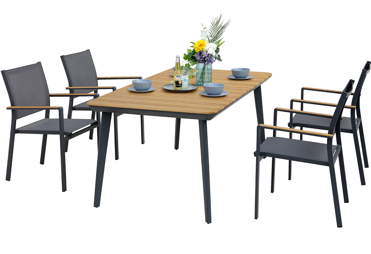 Το τραπέζι μαζί με καρέκλες